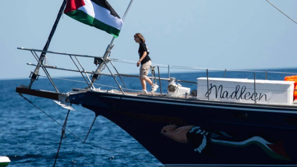 ARCHIV - Aktivisten der Freedom Flotilla Coalition gehen an Bord des Bootes Madleen. Foto: Salvatore Cavalli/AP/dpa