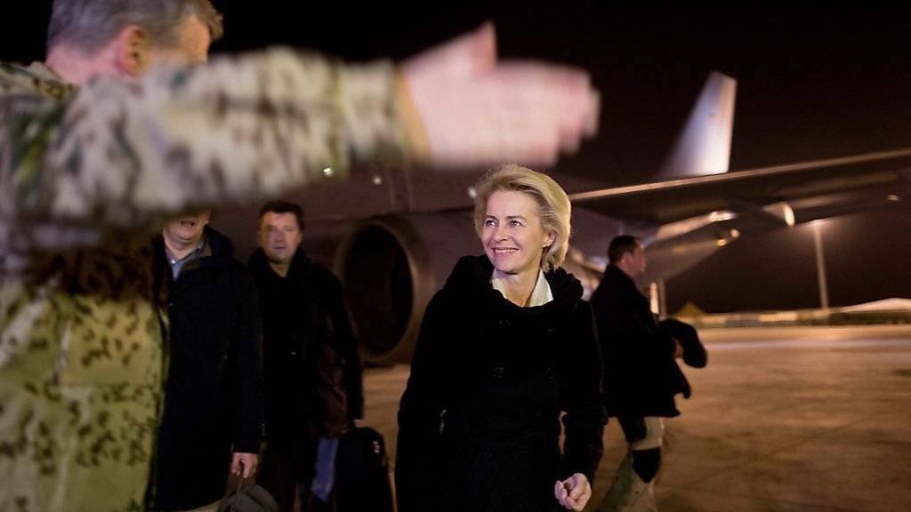 Deutschlands Verteidigungsministerin Ursula von der Leyen bei ihrer Ankunft auf dem Militärflughafen von Mazar-i-Scharif