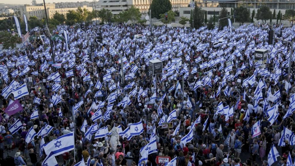 dpatopbilder - Eine große Menschenmenge protestiert vor dem Parlament in Jerusalem gegen den Plan der Regierung von Netanjahu zur Überarbeitung der Justiz. Foto: Mahmoud Illean/AP