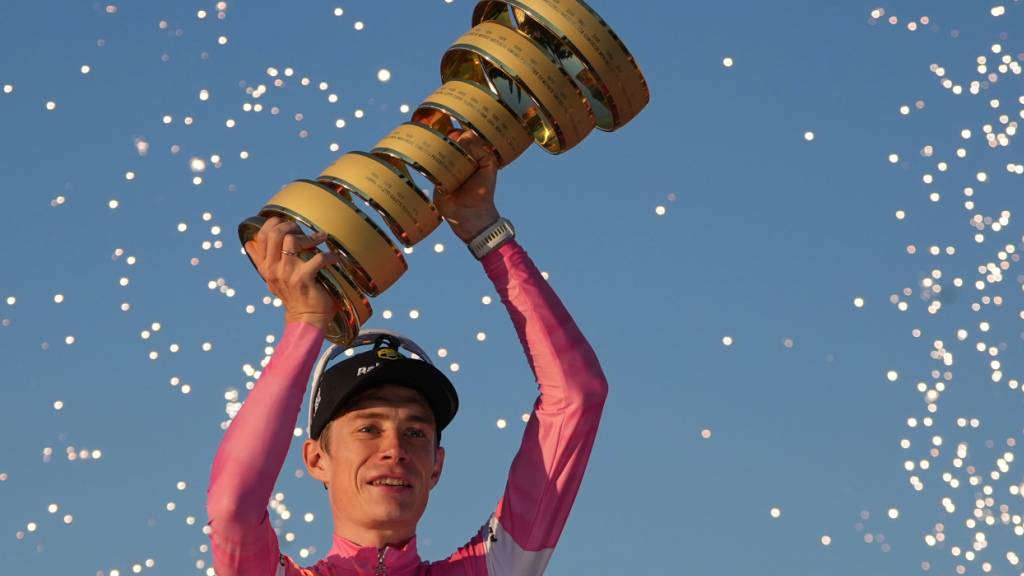 Jonas Vingegaard mit der Trophäe für den Gesamtsieg am Giro d'Italia