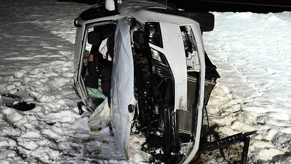 Bei einem Selbstunfall in Oberschan SG ist ein 46-jähriger Autofahrer leicht verletzt worden. Sein Auto wurde schwer beschädigt.