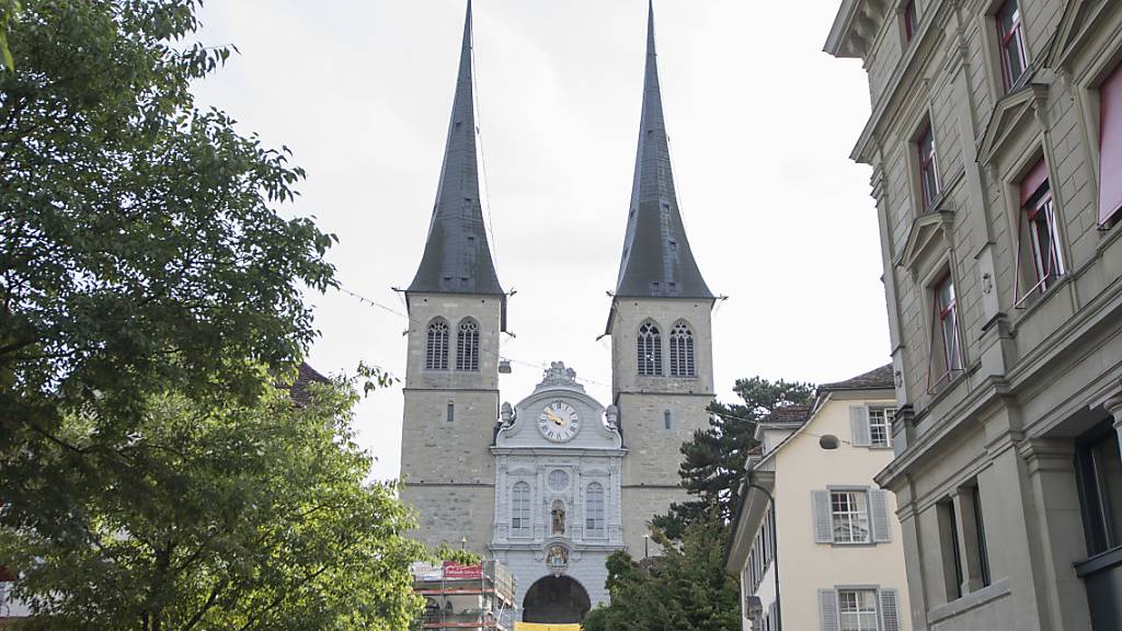Die Stadt Luzern will Grabrechte bei der Hofkirche abtreten. (Archivbild)