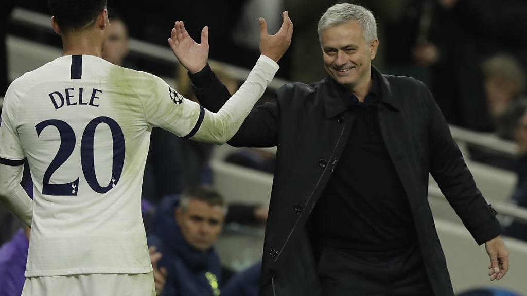 Tottenhams Trainer José Mourinho freute sich über die Geistesgegenwart eines Balljungen