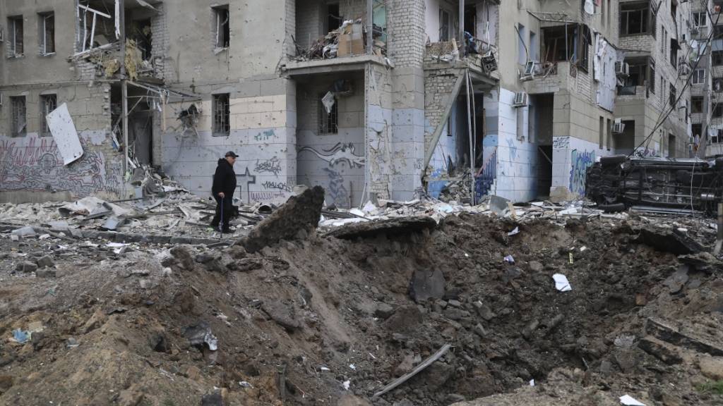 Bei einem Raketenangriff auf die Stadt Charkiw wurden zahlreiche Gebäude zerstört. Foto: Alex Babenko/AP/dpa