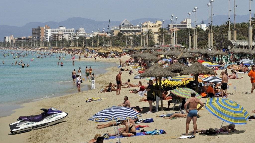Touristen an einem Strand in Mallorca: Künftig müssen sie eine Touristensteuer bezahlen. (Archiv)