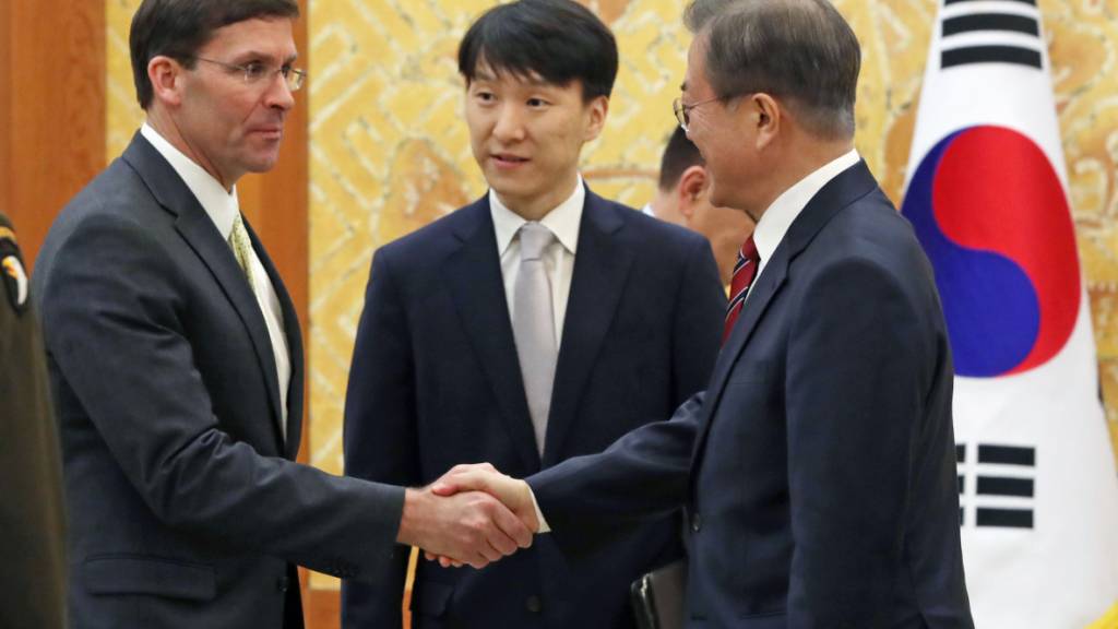Der südkoreanische Präsident Moon Jae-in (rechts) und US-Verteidigungsminister Mark Esper (links) trafen sich am Freitag zu Gesprächen in Seoul. Esper rief Südkorea mit Nachdruck auf, mehr Geld für die amerikanische Truppenpräsenz in dem Land zu bezahlen.