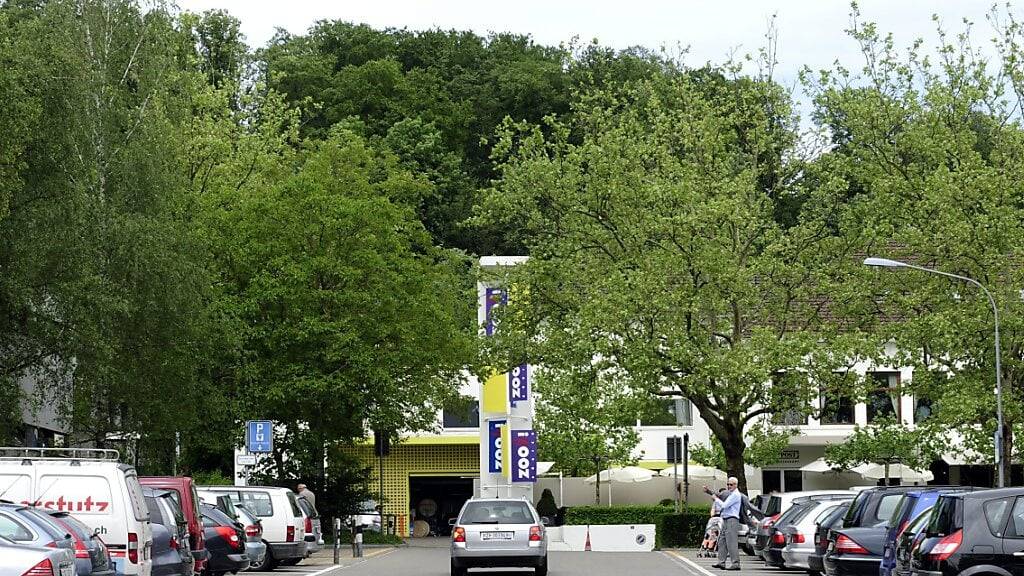 Die Parkplätze beim Zoo Zürich sind an betriebsamen Tagen jeweils schnell besetzt. Ein Anwohner geht nun gegen die Alternative, Plätze beim Dolder-Bad, vor. (Archivbild)