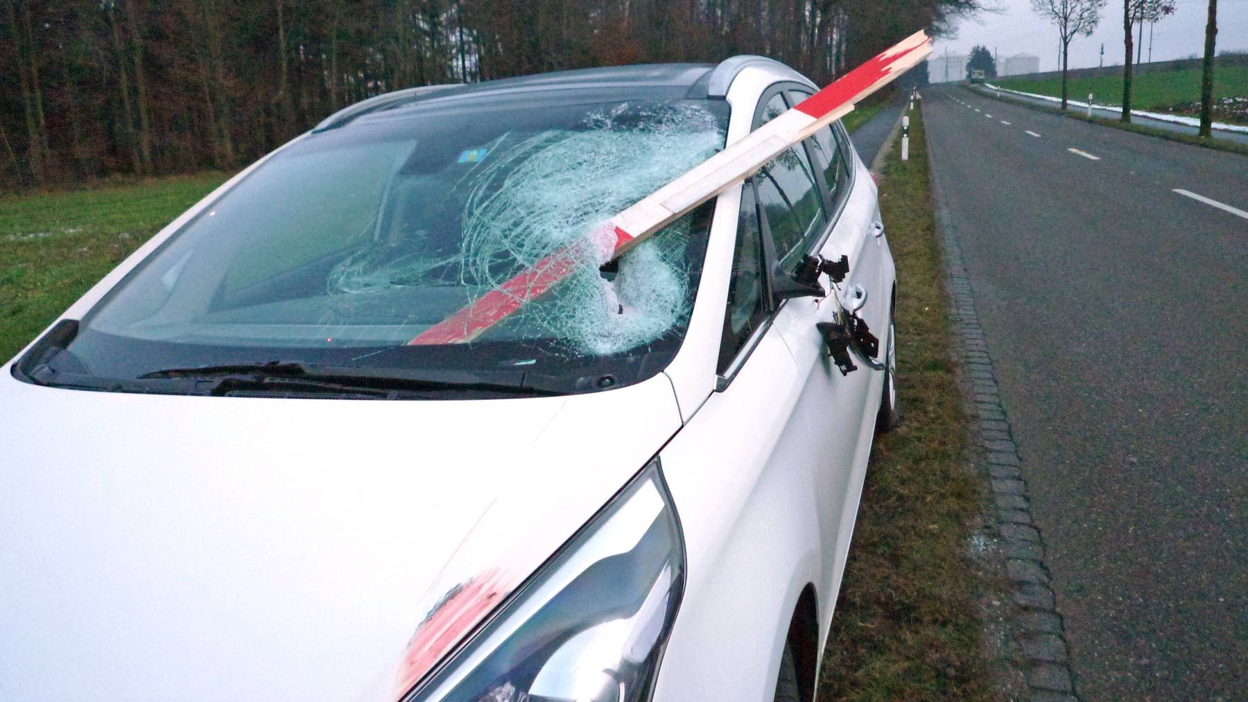 So sah das Auto der Grossmutter und ihrer Enkelin nach der «Durchbohrung» aus.