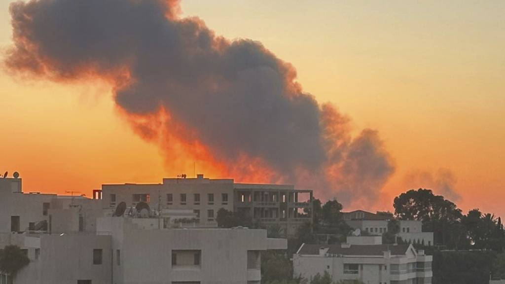 dpatopbilder - Rauch steigt nach israelischen Luftangriffen in Beirut auf, gesehen von Baabda aus. Foto: ---/AP/dpa