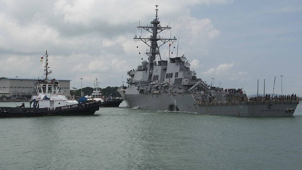 Der Lenkwaffenzerstörer «USS John S. McCain» liegt inzwischen im Hafen von Singapur.