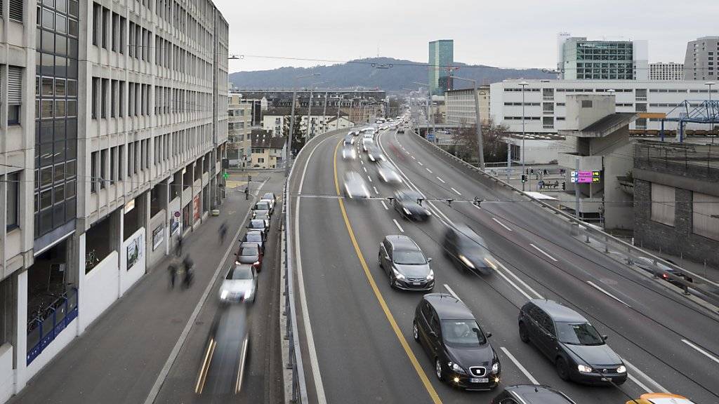 Das Auto bleibt mit Abstand das wichtigste Verkehrsmittel der Schweizer Bevölkerung. (Archivbild)