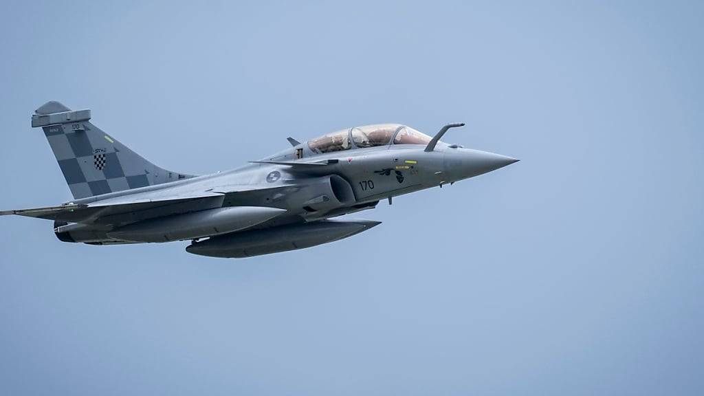 ARCHIV - Ein französischer Rafale-Kampfjet landet auf dem internationalen Flughafen in Zagreb. Foto: Darko Bandic/AP/dpa