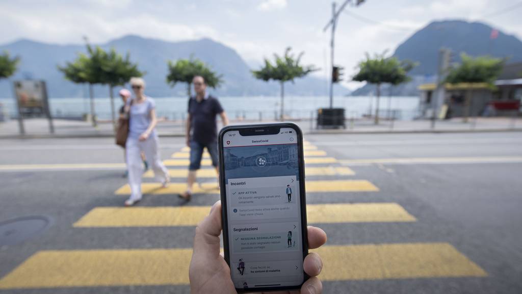 Fast eine Million Menschen in der Schweiz haben sich eine Woche nach der Lancierung die Corona-App heruntergeladen.