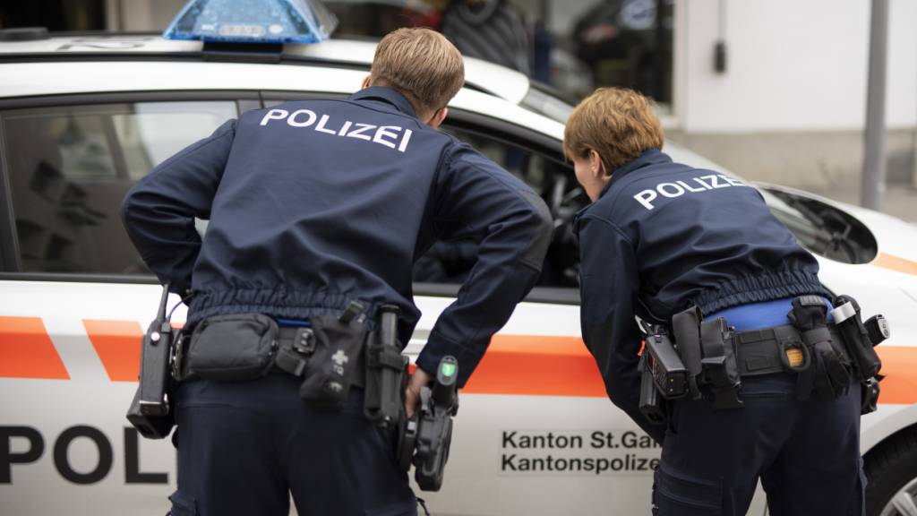 Autofahrer ohrfeigt Polizisten in Wil SG