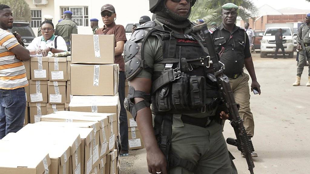 Ein nigerianischer Polizist bewacht den Transport von Wahlzetteln.