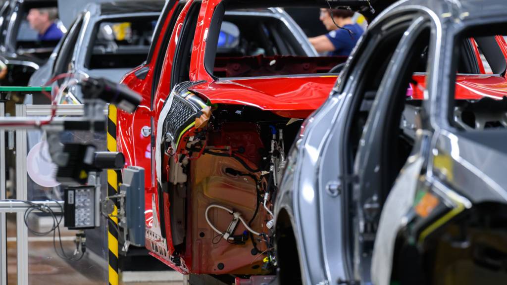 Der BMW-Konzern hat die Anzahl ausgelieferter Autos im dritten Quartal wieder gesteigert - im Bild das BMW-Werk in Leipzig. (Archivbild)