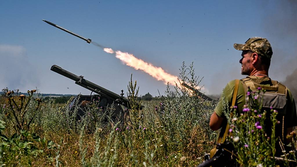 Soldaten einer separaten Brigade der Territorialen Verteidigung aus Dnipro feuern aus einem mobilen Partizan-Raketenwerfer in der Region Saporischschja im Südosten der Ukraine auf russische Stellungen. Foto: ---/Ukrinform/dpa