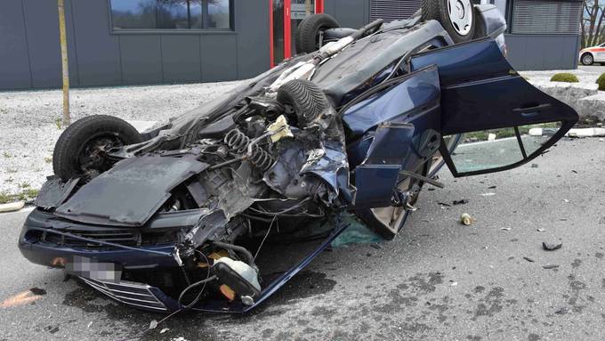 Auto überschlägt sich bei Selbstunfall