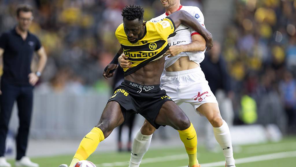 YB-Stürmer Silvère Ganvoula trifft früh und lässt im Duell mit dem Winterthurer Yannick Schmid nichts anbrennen