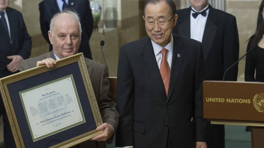 UNO-Generalsekretär Ban Ki-moon (rechts) und der Pianist und Dirigent Daniel Barenboim (links) am 29. Februar in Genf. Der Anlass: Das West-Eastern Divan Orchestra wurde zum UNO-Botschafter für Kultur ernannt.