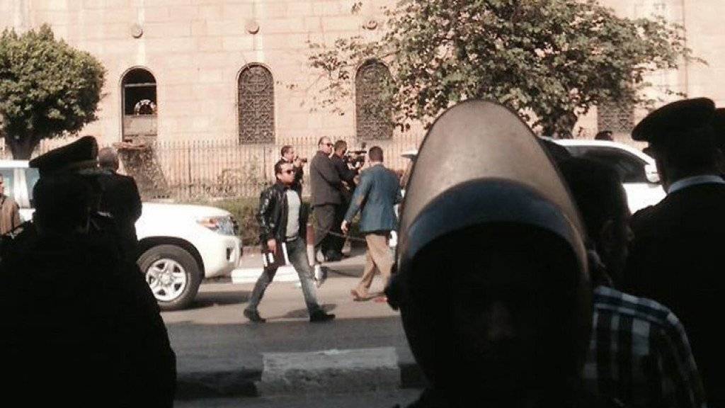 Polizisten sperren das Gebiet um die koptische Kathedrale in Kairo ab. Bei einem Bombenanschlag nahe der Kathedrale kamen mindestens 20 Personen ums Leben.