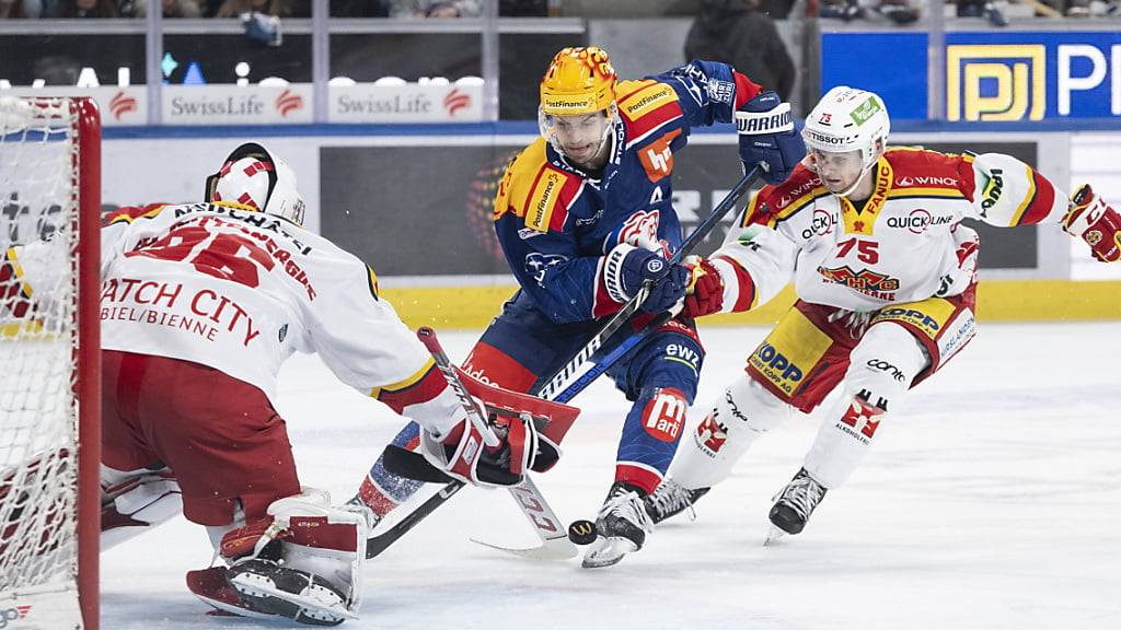 Die Entscheidung in Zürich: Denis Malgin kurvt durch die Bieler Abwehr und bezwingt Biels Goalie Joren van Pottelberghe zum 4:3