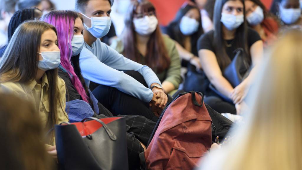 Auch der Kanton Waadt verschärft seine Massnahmen gegen die Corona-Pandemie. An den Hochschulen zum Beispiel werden Kurse mit einer grossen Zahl von Studierenden ab dem 2. November online durchgeführt.