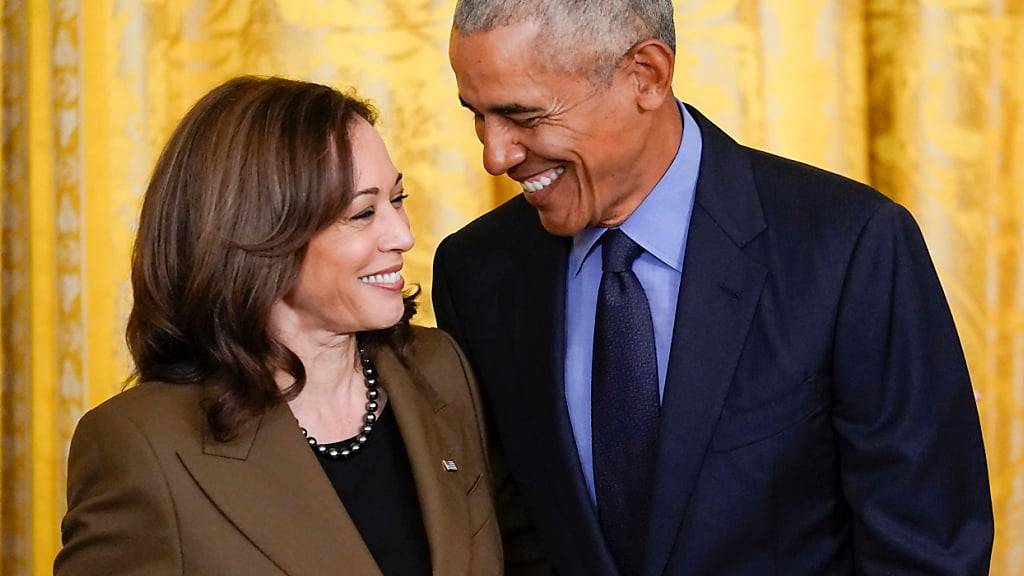 ARCHIV - Die US-Vizepräsidentin Kamala Harris und der ehemalige US-Präsident Barack Obama. Foto: Carolyn Kaster/AP/dpa