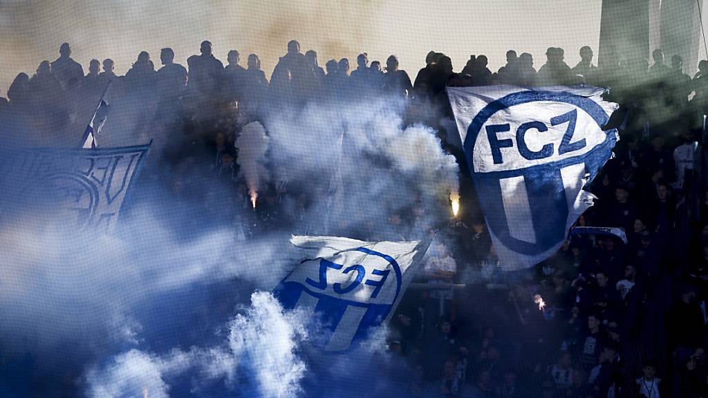 Rund um Fussballspiele mit grossem Fanaufmarsch verkehren beim Zürcher Letzigrund keine Trams: Der Gemeinderat regt nun ein Rufbus-System für Anwohnende an. (Archivbild)