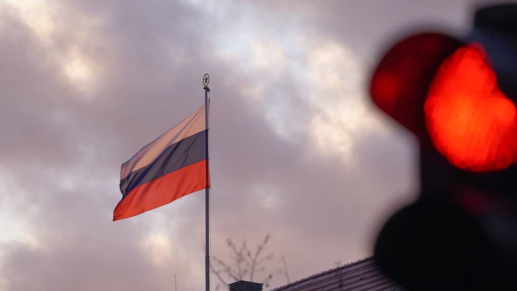 ARCHIV - Die Flagge der Russischen Botschaft in Berlin. Foto: Joerg Carstensen/dpa
