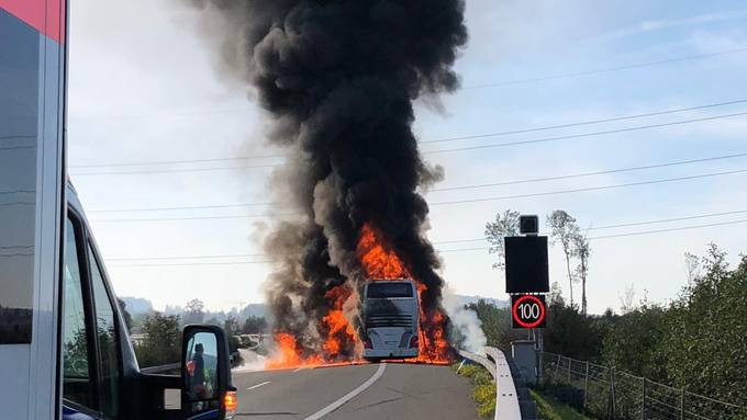 Bus der Deutschen Bahn in Vollbrand