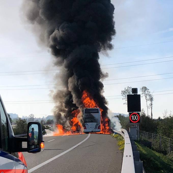 Bus der Deutschen Bahn in Vollbrand