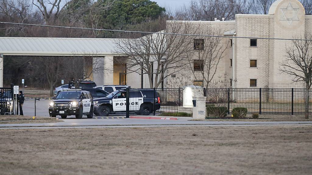 Polizeifahrzeuge stehen vor der Synagoge «Congregation Beth Israel» in Colleyville im US-Bundesstaat Texas. Foto: Brandon Wade/AP/dpa