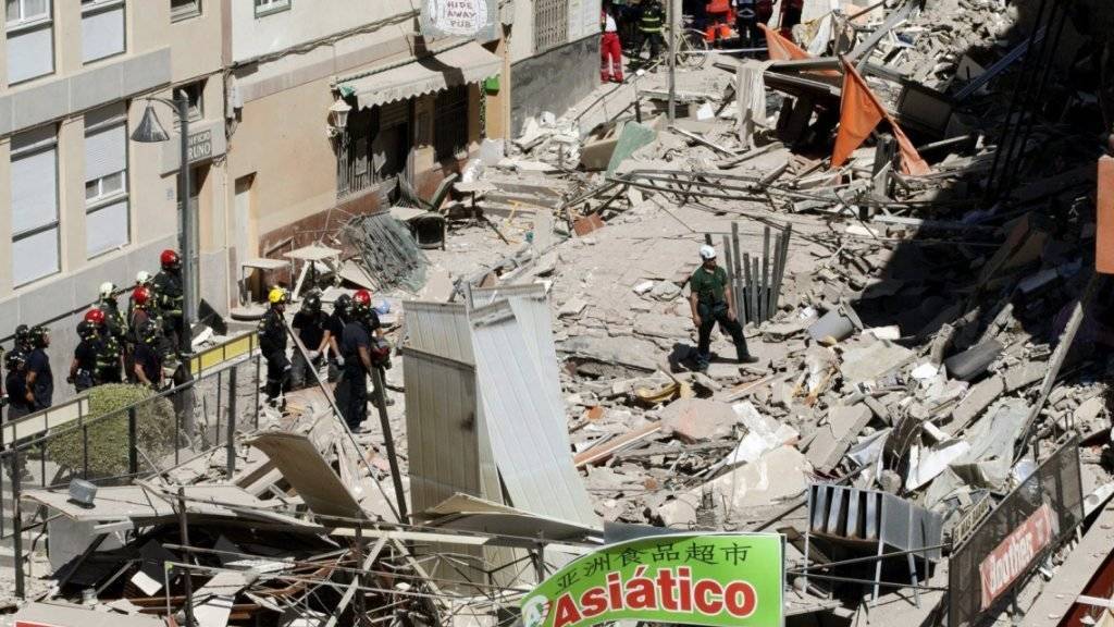 Trümmer auf den Strassen nach dem Teileinsturz des Hauses in Los Cristianos