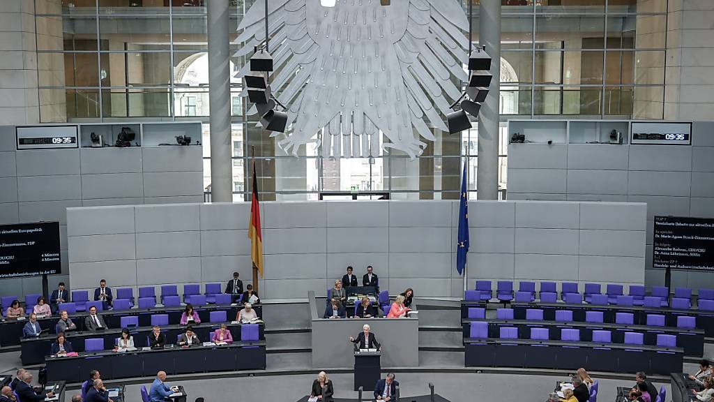 Zwei Tage vor der Europawahl in Deutschland haben die Parteien im Bundestag ihre Positionen zur Europapolitik noch einmal deutlich gemacht. Foto: Kay Nietfeld/dpa