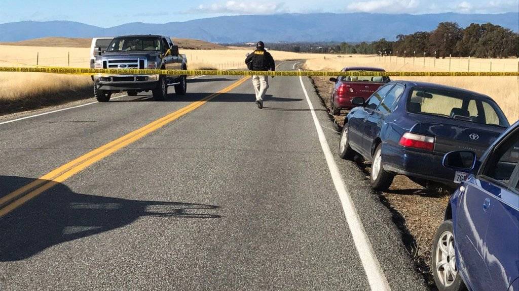 Aufgrund einer Schiesserei mit fünf Toten sperrte die Polizei im ländlichen Bezirk Tehama County im US-Bundesstaat Kalifornien die Strasse ab.