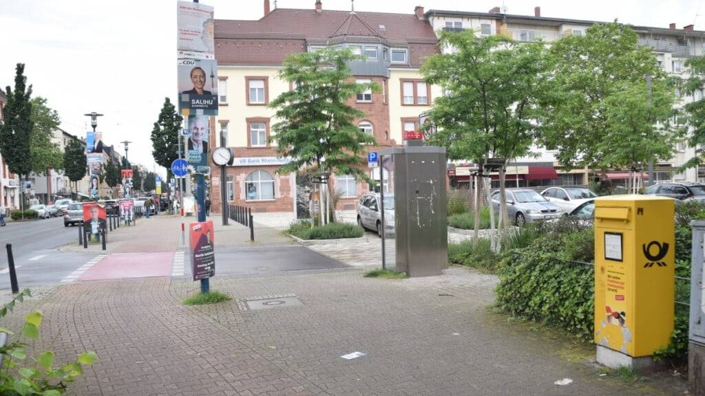 Wahlplakate verschiedener Parteien hängen an einem Laternenmasten in der Nähe des Marktplatzes von Mannheim-Rheinau. In Mannheim ist ein AfD-Gemeinderatskandidat am späten Dienstagabend mit einem Messer angegriffen worden. Foto: Rene Priebe/dpa