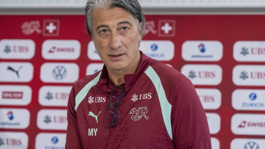 Murat Yakin würde gerne auf besserem Rasen spielen