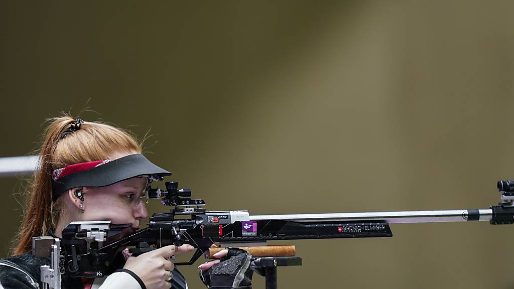 Nina Christen und ihr Sportgerät - das Reisen mit einem Gewehr ist selten einfach