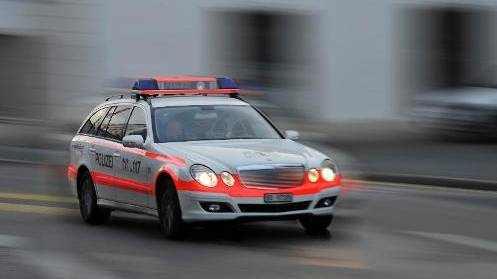 Porschefahrer parkiert auf der Autobahn