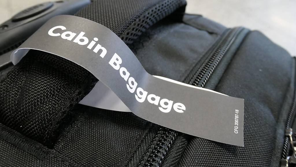 ARCHIV - Ein Anhänger mit der Aufschrift «Cabin Baggage» (Kabinengepäck) am Haltegriff eines kleinen Koffers. Foto: Andrea Warnecke/dpa-tmn/dpa