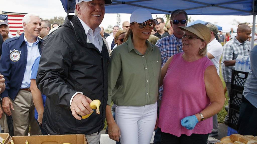 Bananen für Florida: US-Präsident Trump (mit dem Obst in der Hand) und die First Lady zu seiner Rechten in Naples Estates an der Westküste des Sunshine State besichtigen die Folgen von «Irma».