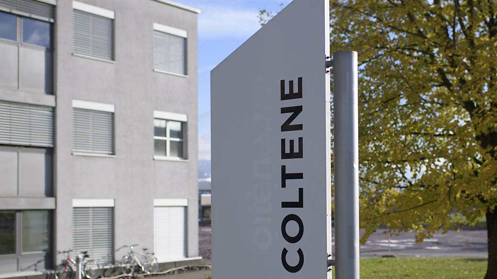 Blick auf den Hauptsitz und das Logo der Coltene AG in Altstätten SG.