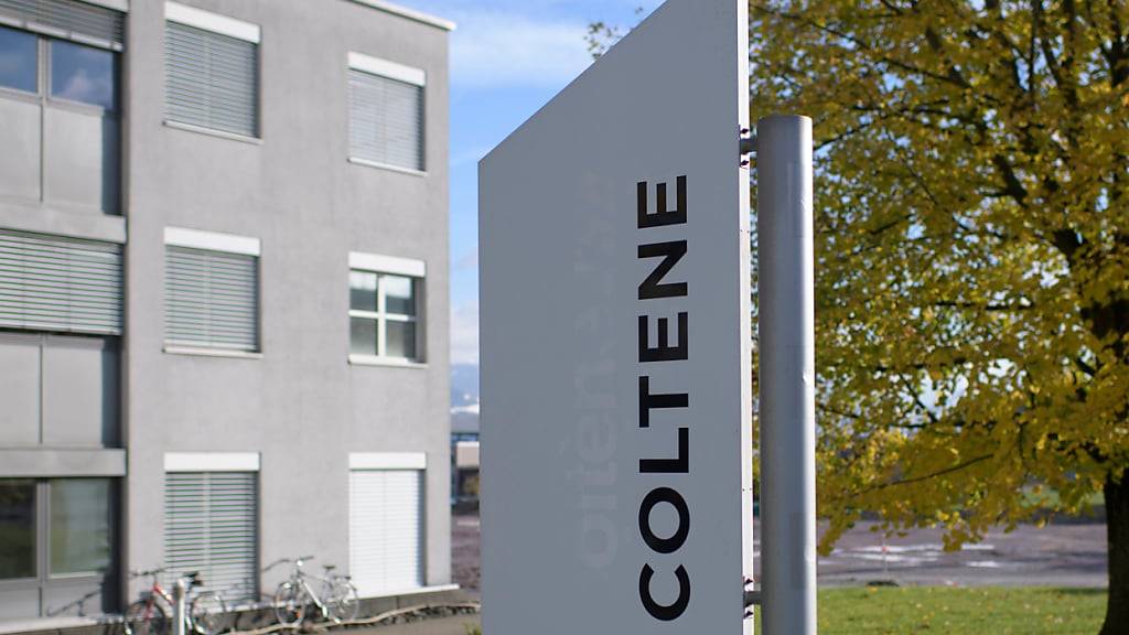 Blick auf den Hauptsitz und das Logo der Coltene AG in Altstätten SG.