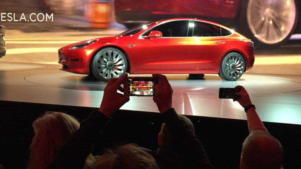 Das günstigere Tesla «Model 3» soll rascher in den Handel kommen: Deshalb will sich der Elektrofahrzeughersteller zwei Milliarden Dollar besorgen. (Archivbild)