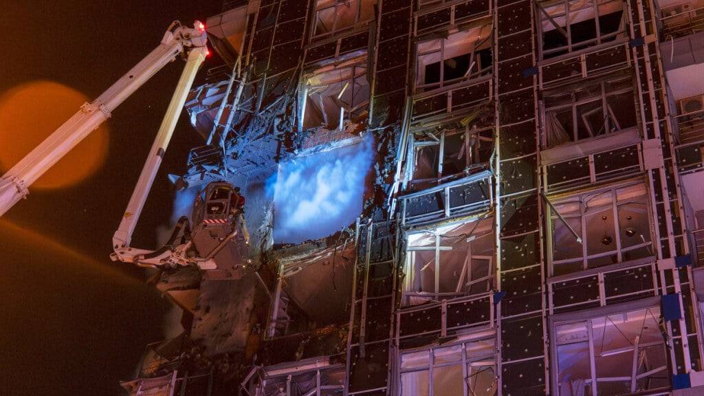 dpatopbilder - Rettungskräfte arbeiten daran, ein Feuer nach einem russischen Angriff in Kiew zu löschen. Foto: Dan Bashakov/AP/dpa