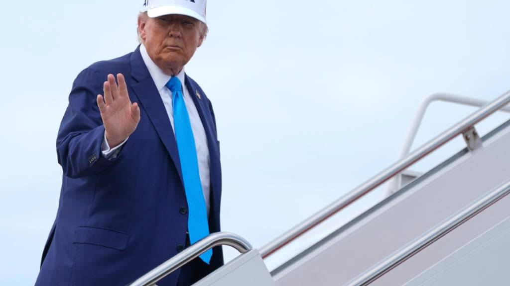 US-Präsident Donald Trump besteigt die Air Force One. Foto: Manuel Balce Ceneta/AP/dpa/Archivbild