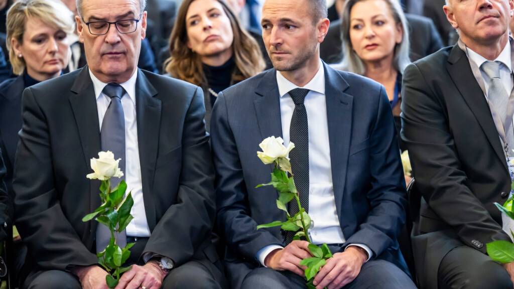 Für Parmelin widerspiegelt sich in den Worten «undenkbar, unaussprechbar, unsichtbar» die Fassungslosigkeit, die die Schweiz angesichts der Katastrophe immer noch empfinde, sagte der Bundespräsident in seiner Rede während der Gedenkzeremonie.