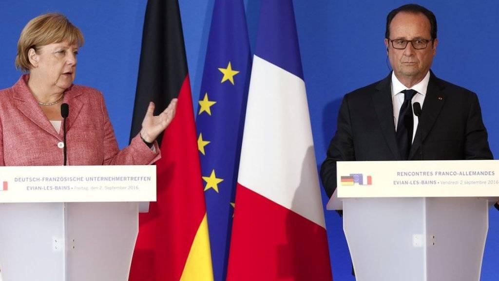 Angela Merkel und François Hollande am Freitag vor den Medien in Évian-les-Bains.