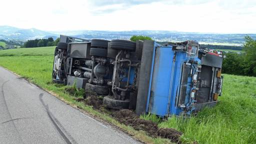 Zwei Personen bei Unfall mit LKW in Ebikon LU verletzt